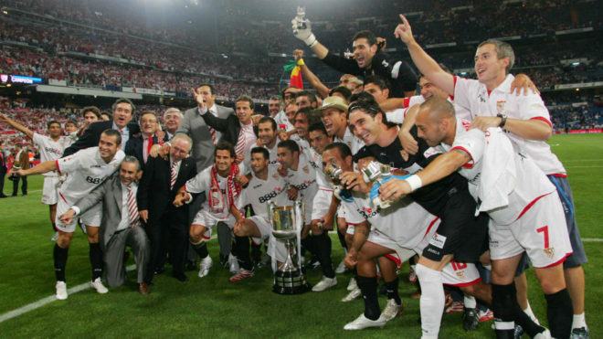 Los jugadores del Sevilla celebran el ttulo sobre el csped del...