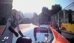 Alonso corre a poner los pies bajo la rueda de su McLaren.