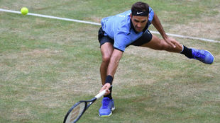 Federer se estira para llegar a una pelota