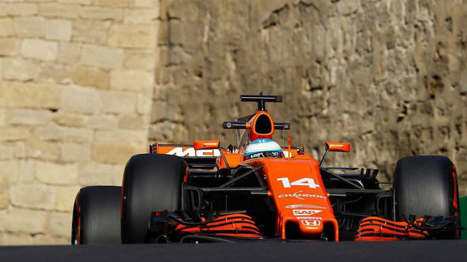 Fernando Alonso pilota su McLaren en el circuito urbano de Bak.
