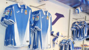 Las nuevas camisetas, en la tienda del Espanyol.
