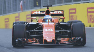 Alonso pilota su McLaren Honda en el circuito urbano de Bak.