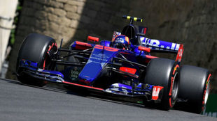 Carlos Sainz pilota su Toro Rosso en el circuito urbano de Bak.