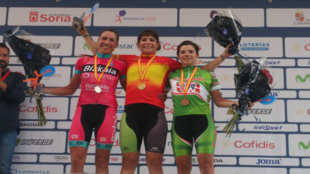 Sheila Gutirrez acompaada en el podio por Mavi Garca y Ane...