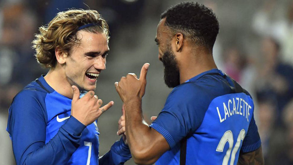Lacazette y Griezmannn celebrando un gol con Francia