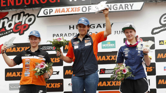 Laia Sanz, en el centro del podio, celebra su triunfo.