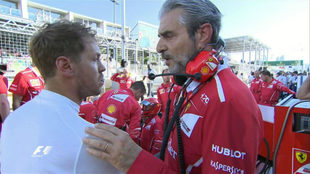El jefe de Ferrari, Maurizio Arrivabene, habla con Vettel despus del...