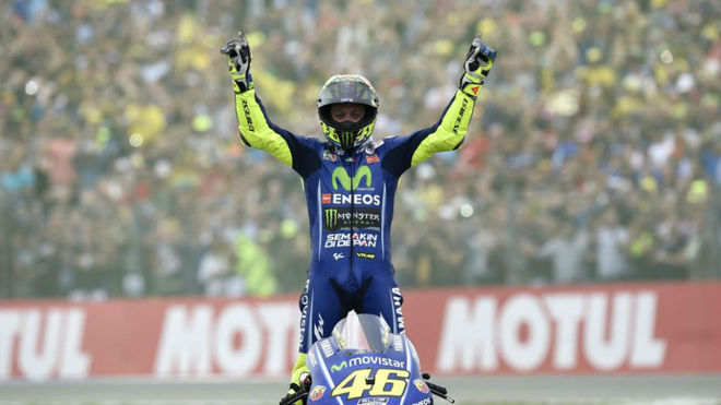 Valentino Rossi celebra su victoria en Holanda.
