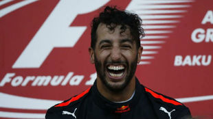 Ricciardo celebra su victoria en Bak a carcajada limpia.