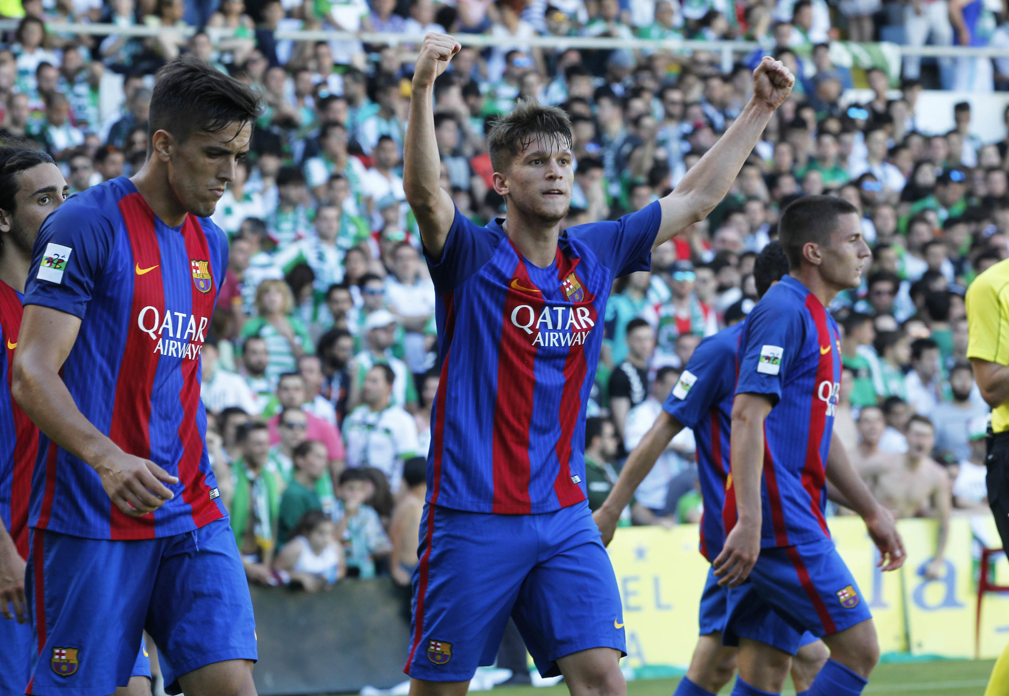 Los jugadores del filial del Barcelona celebran uno de los goles en El...