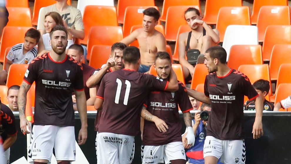 Los jugadores del Albacete celebran el gol logrado en Valencia