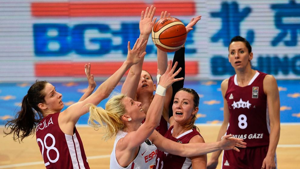 Laura Gil rodeada de rivales en el partido frente a Letonia