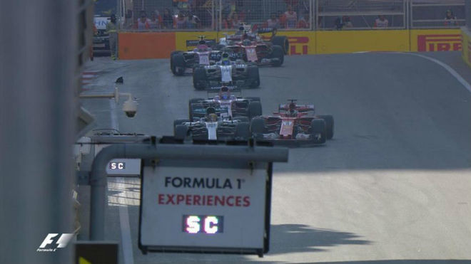 Vettel da un volantazo y embiste a Hamilton con las ruedas de su Ferrari.