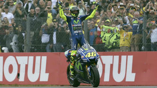 Rossi celebra su victoria en el Gran Premio de Holanda.