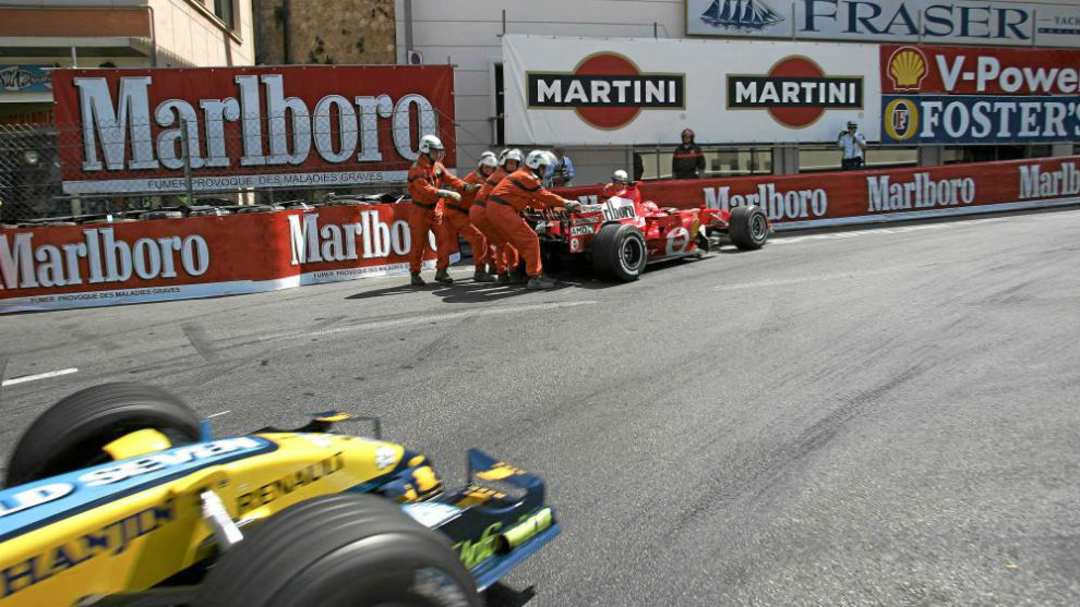Schumacher, parado en la Rascasse, mientras pasa Alonso, en el GP de Monac0 2006.