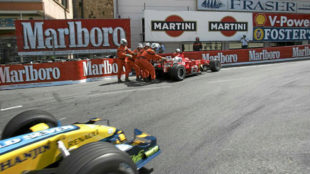 Schumacher, parado en la Rascasse, mientras pasa Alonso, en el GP de...