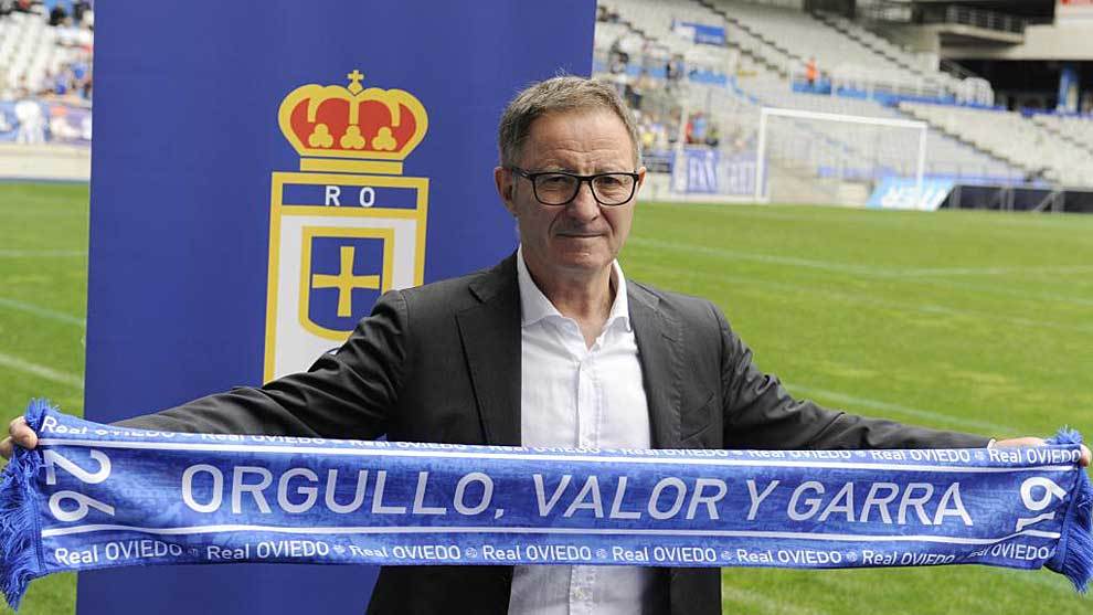 Anquela posa con la camiseta del Oviedo durante su presentacin en el...