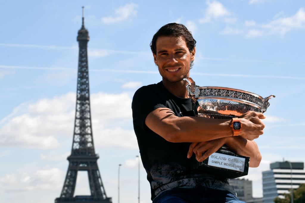 Rafa Nadal posa en Pars con su trofeo de campen de Roland Garros.