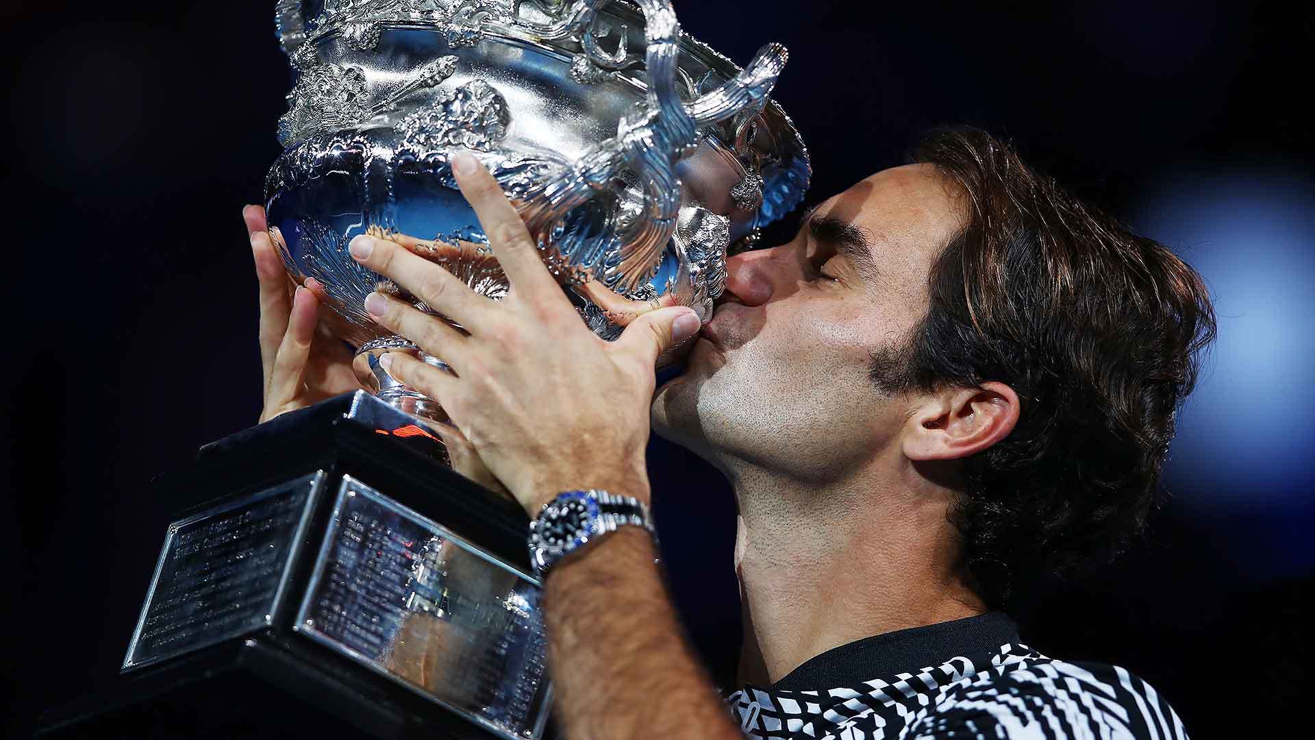 Roger Federer besa su trofeo de campen del Open de Australia.