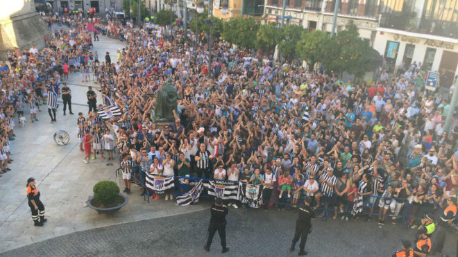 Los aficionados del Badajoz llenan la Plaza de Espaa.