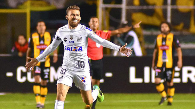 Lucas Lima celebra un gol con el Santos