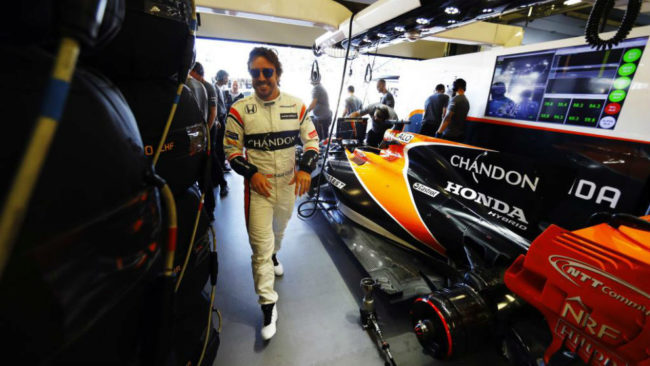 Fernando Alonso, junto a su McLaren MCL32 durante el pasado GP de...
