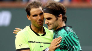 Rafa Nadal y Roger Federer se saludan tras la final de Indian Wells.