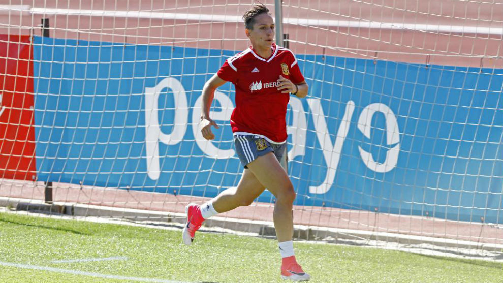Marta Corredera corriendo al margen del grupo en Las Rozas.