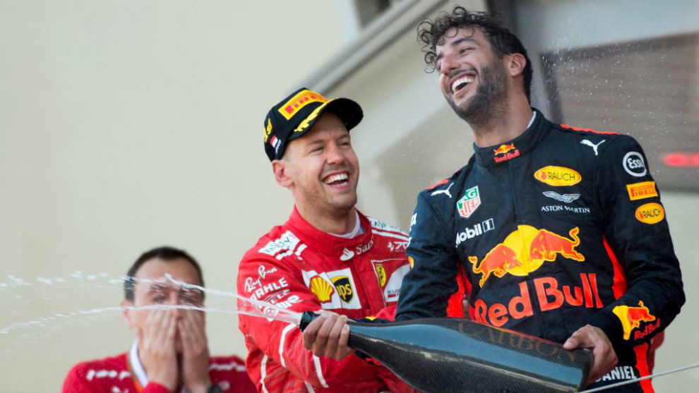 Sebastian Vettel junto a Daniel Ricciardo en el podio de Mnaco