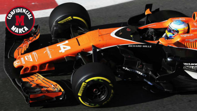 Fernando Alonso pilota su MCL32 en el GP de Azerbaiyn.