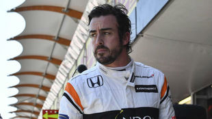 Fernando Alonso, en el 'pit lane' de Bak.