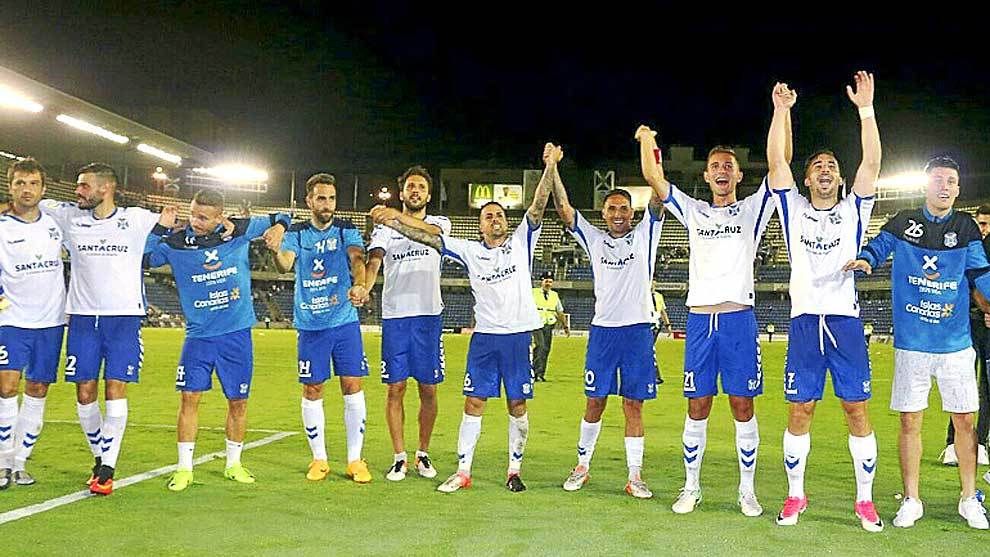Los jugadores del Tenerife saludan a su aficin tras lograr el...