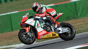 Max Biaggi pilota su Aprilia en unos entrenamientos de Superbike.