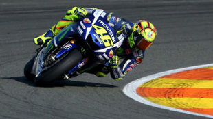 Rossi se tumba con su Yamaha en el GP de Holanda.