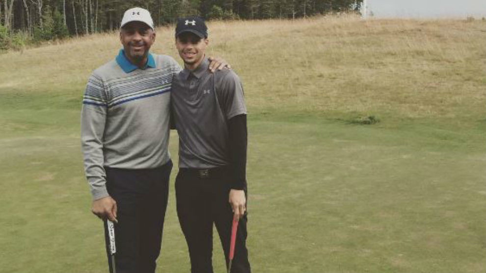 Stepehen Curry, durante una vuelta de golf con su padre.