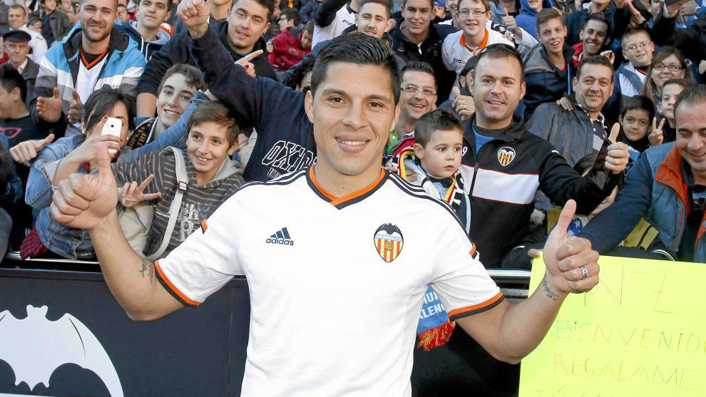 Enzo Prez el da de su presentacin por el Valencia en Mestalla en...