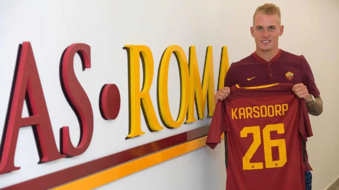 Karsdorp posa con la camiseta de la Roma.