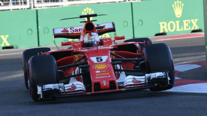 El Ferrari de Vettel en el circuito de Azerbaiyn.