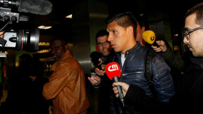Enzo intenta evitar a varios periodistas en el aeropuerto de Lisboa.