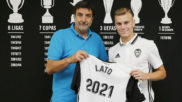 Lato posa junto al director deportivo, Jos Ramn Alesanco, tras...