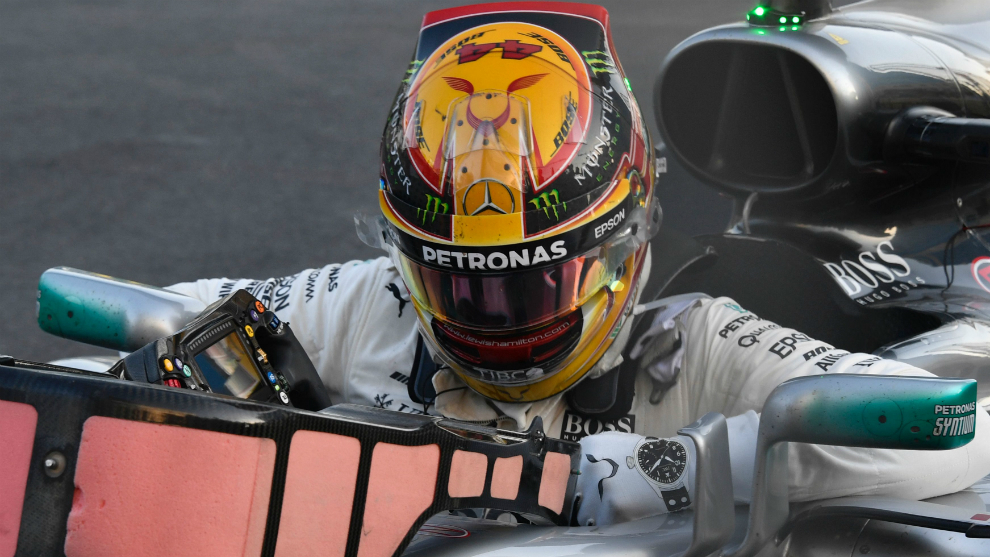 Hamilton saliendo de su monoplaza durante el GP de Azerbaiyn