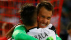 Neto se abraza a su compaero Paulo Dybala en la final de la Copa de...