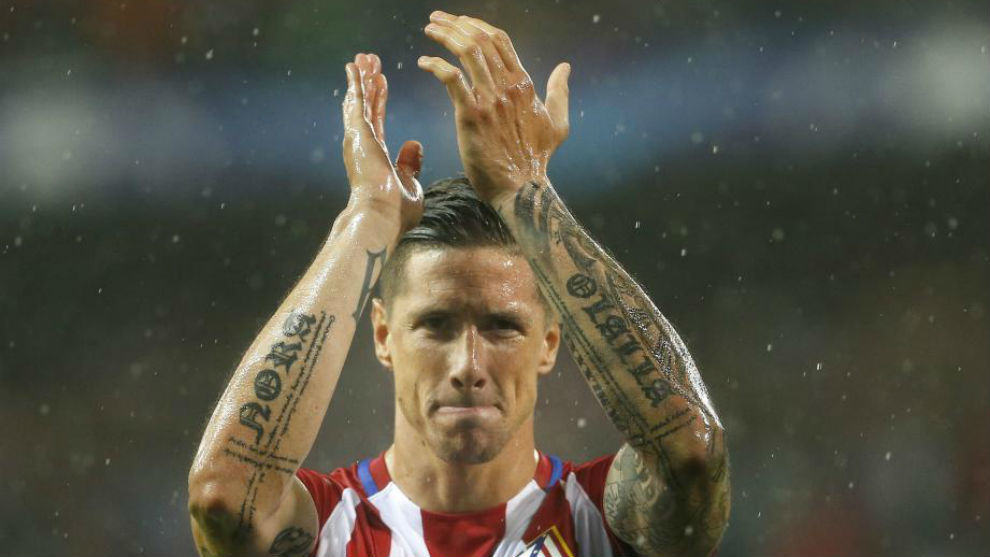Torres aplauda a la afición del Atlético.