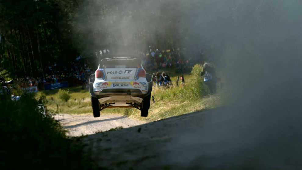 Mikkelsen, saltando con su Volkswagen durante el Rally de Polonia de...