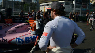 El piloto de McLaren, Fernando Alonso, observa un Force India.