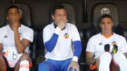 Diego Alves en el banquillo de Mestalla.