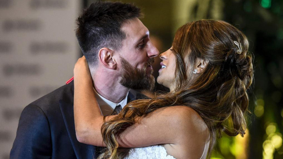 Messi y su mujer se besan apasionadamente