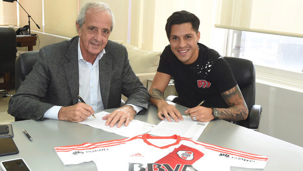 Enzo Prez durante la firma de su nuevo contrato con River.
