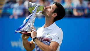 Djokovic besa el trofeo