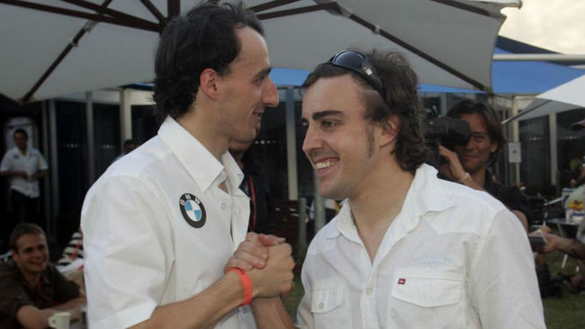 Kubica y Alonso se saludan en el GP de Australia de 2008.